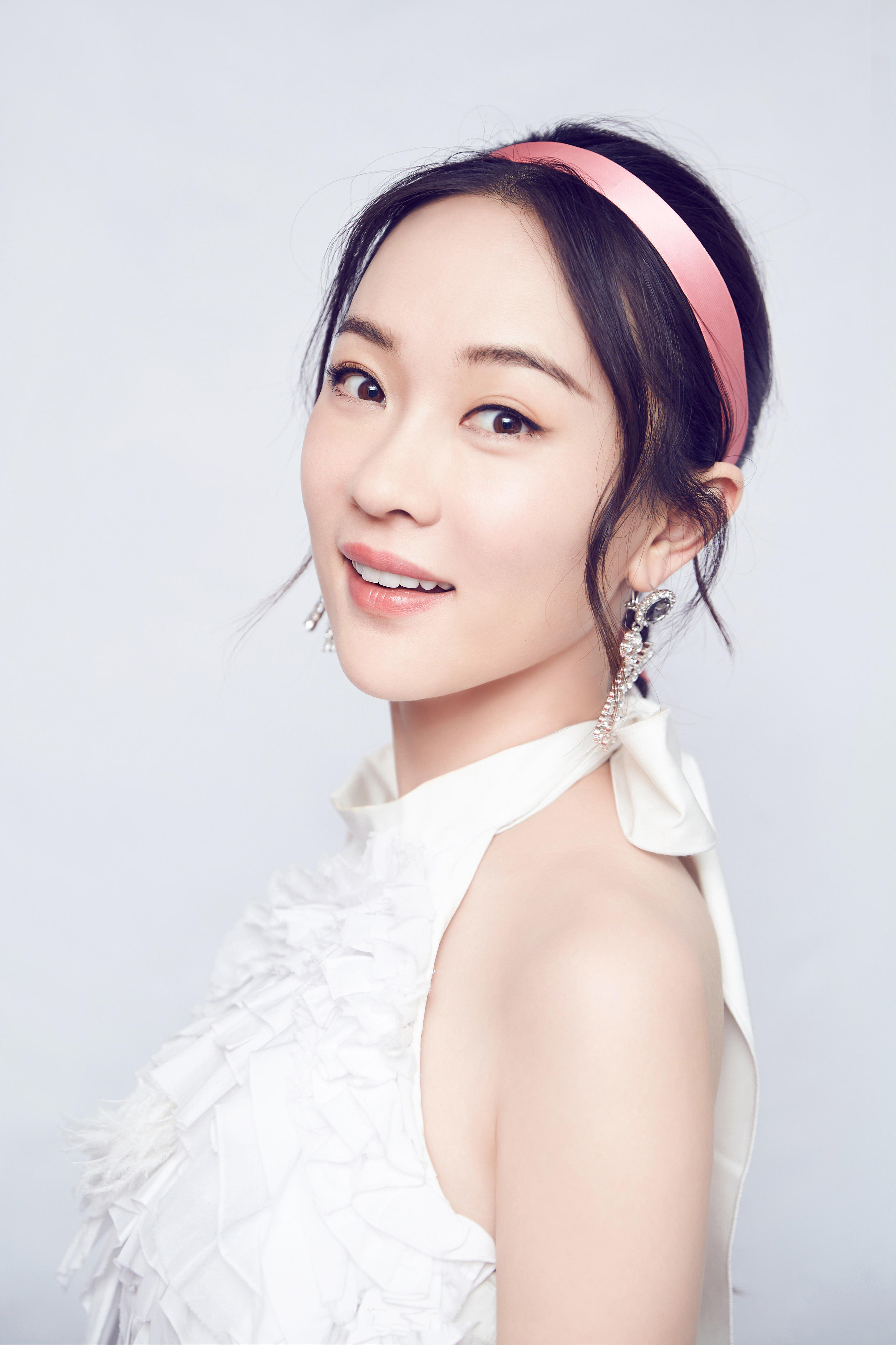 霍思燕逆生长,穿白色连衣裙戴粉色发带,38岁被宠成了小公主