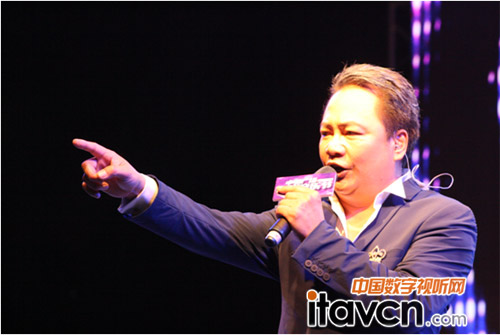 歌手袁小迪使用relacart h-31手持话筒演唱