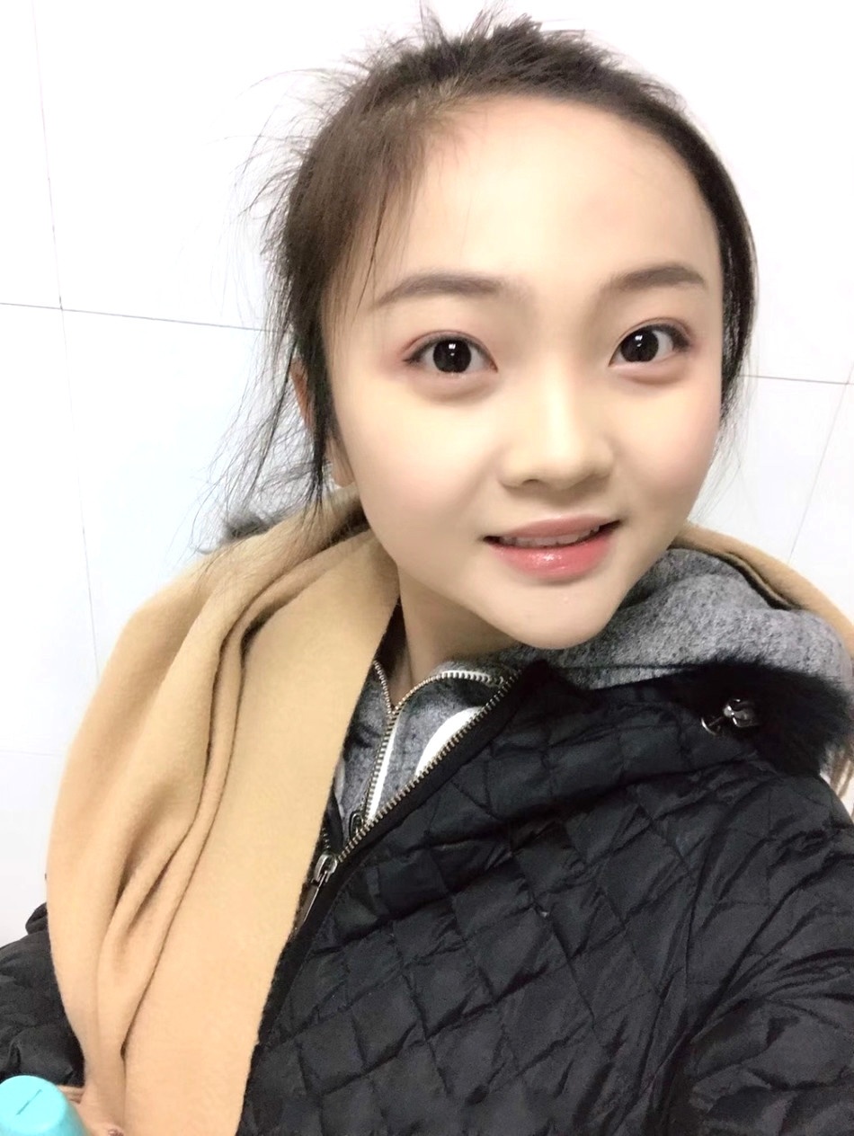 19岁的林妙可最新近照曝光 升入大学后走成熟范儿