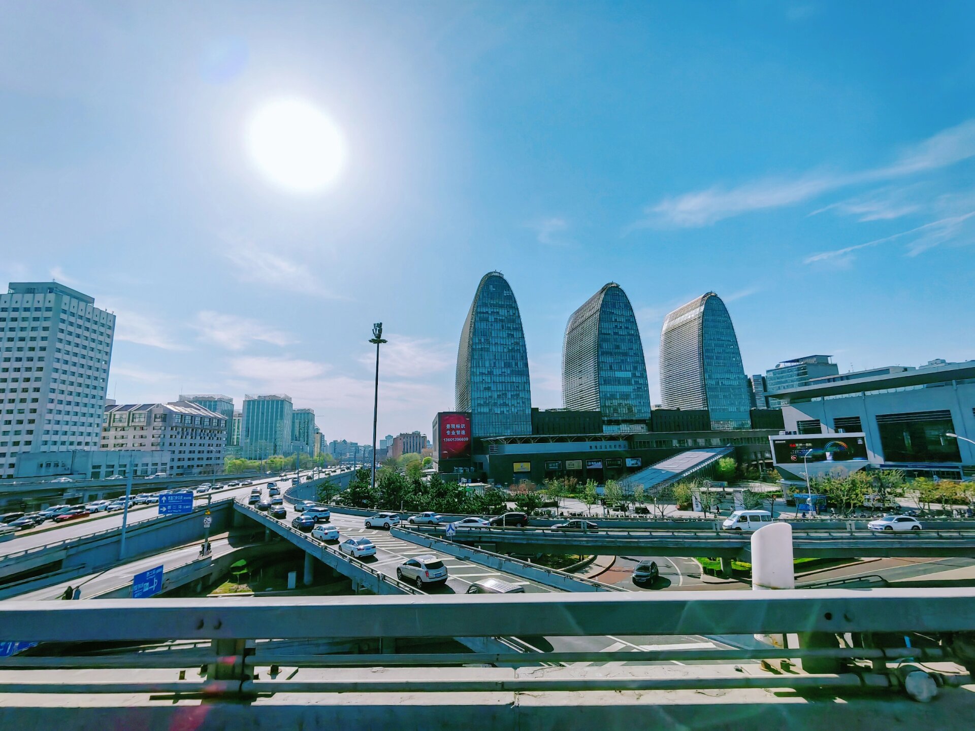 西直门地标 这三座拱形建筑,是西直门地标,叫凯德mall,旁边是北京北站