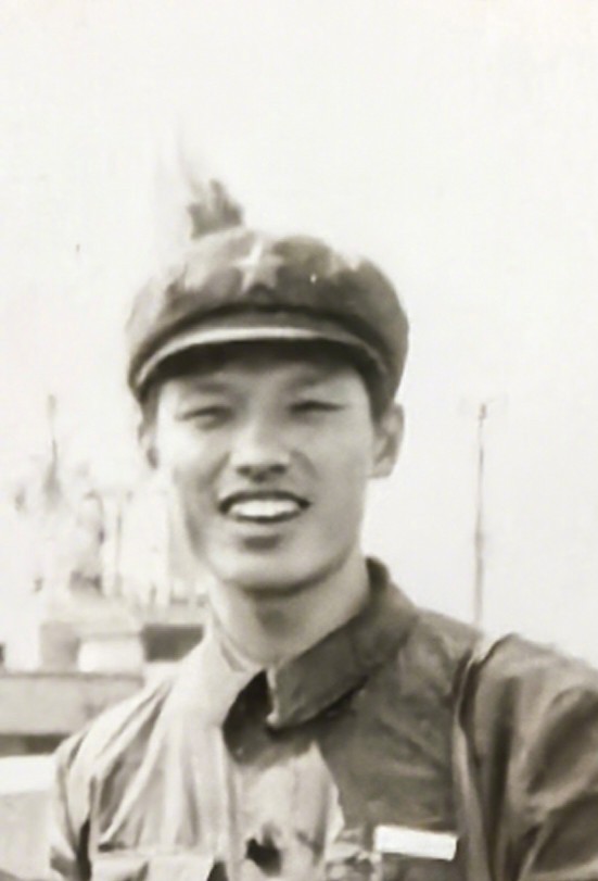 我入伍的第一张照片应该是一寸的证件照,但我已经没有了,留校的老同学