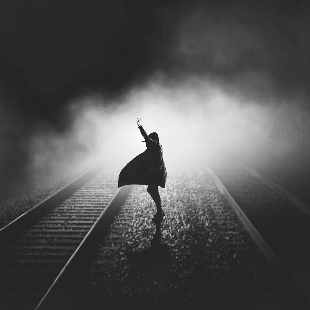 伤感扎心语录1.如果难过,就努力抬头望着天空吧!