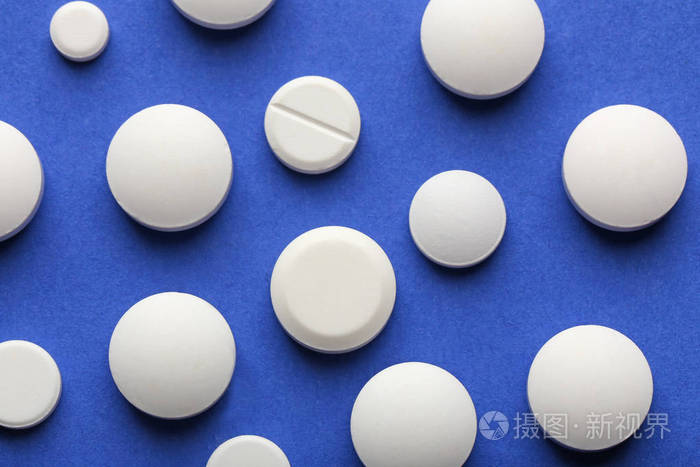 在彩色背景上的白色药片