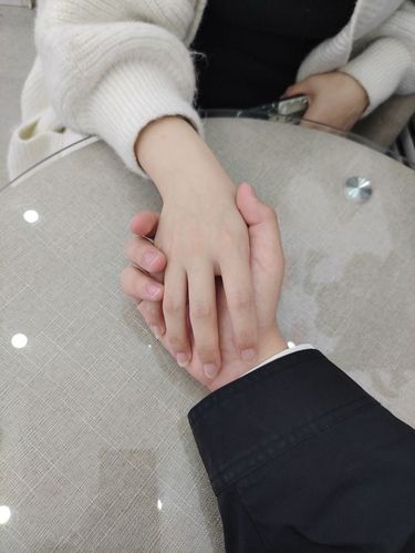 男女牵手的图片只有手 情侣牵手图片只有手