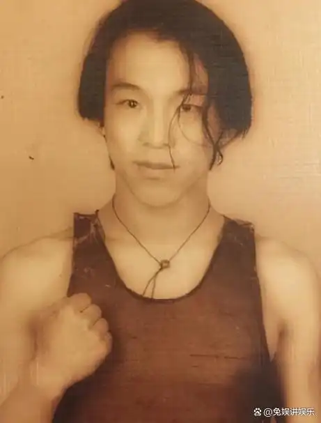 忍了18岁黄渤,18岁张卫健,看到18岁的雷佳音,我真忍不了了