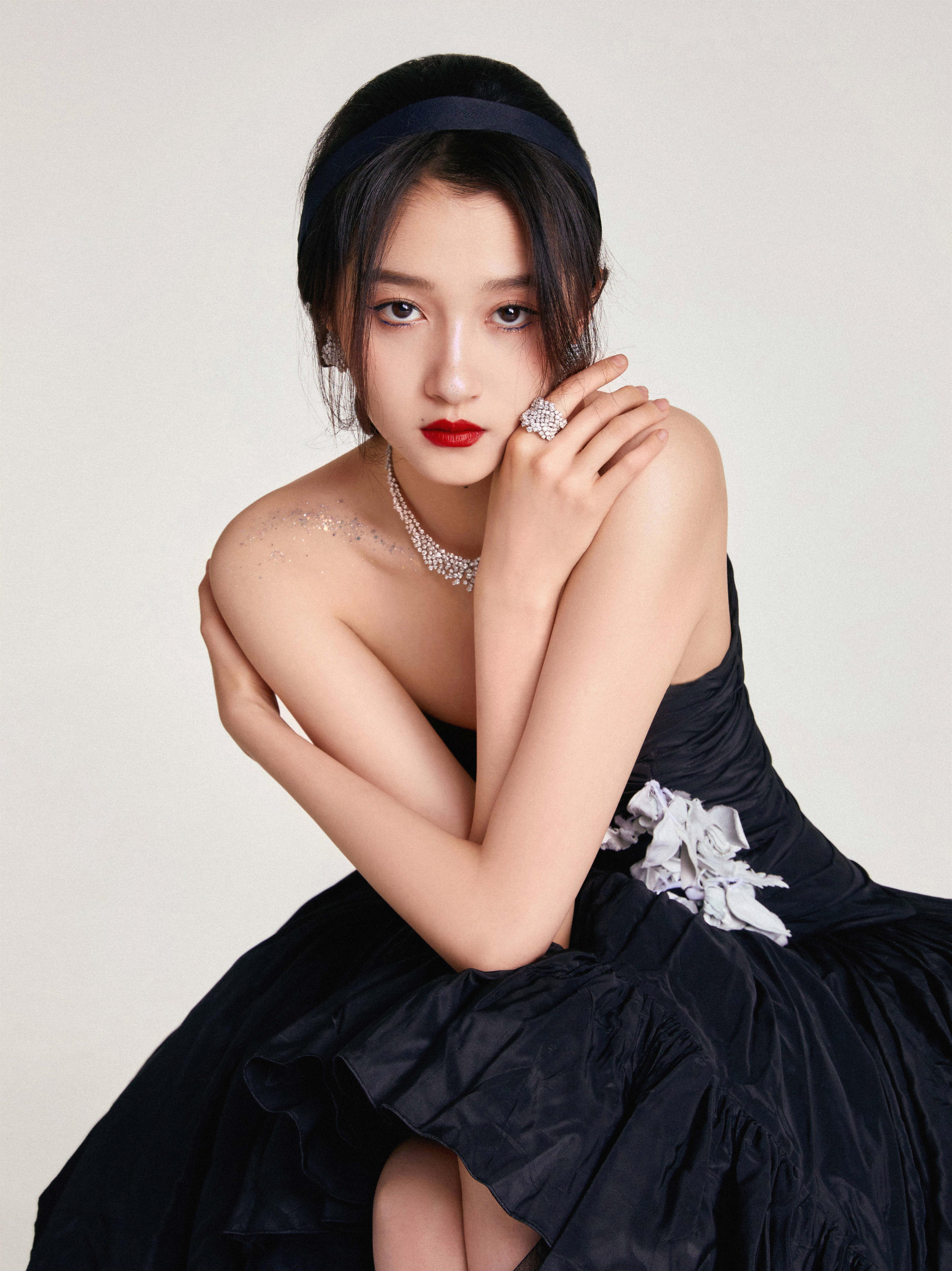 并且黑色自带修身显瘦效果,微胖女生也可以入手颜色,关晓彤这款黑色