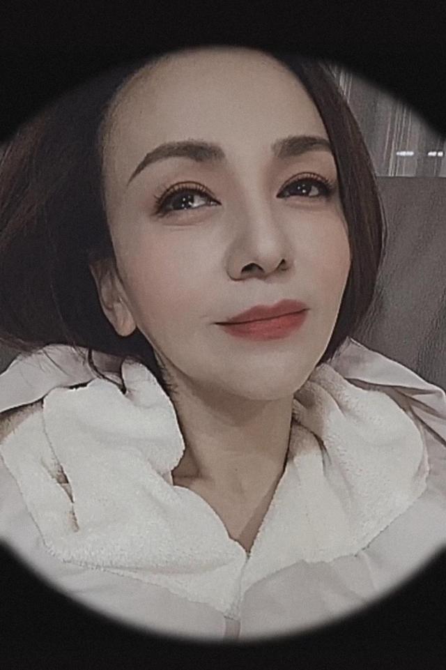 50岁"雪姨"王琳晒近照,眼角下垂皱纹明显,脸颊消瘦显老态