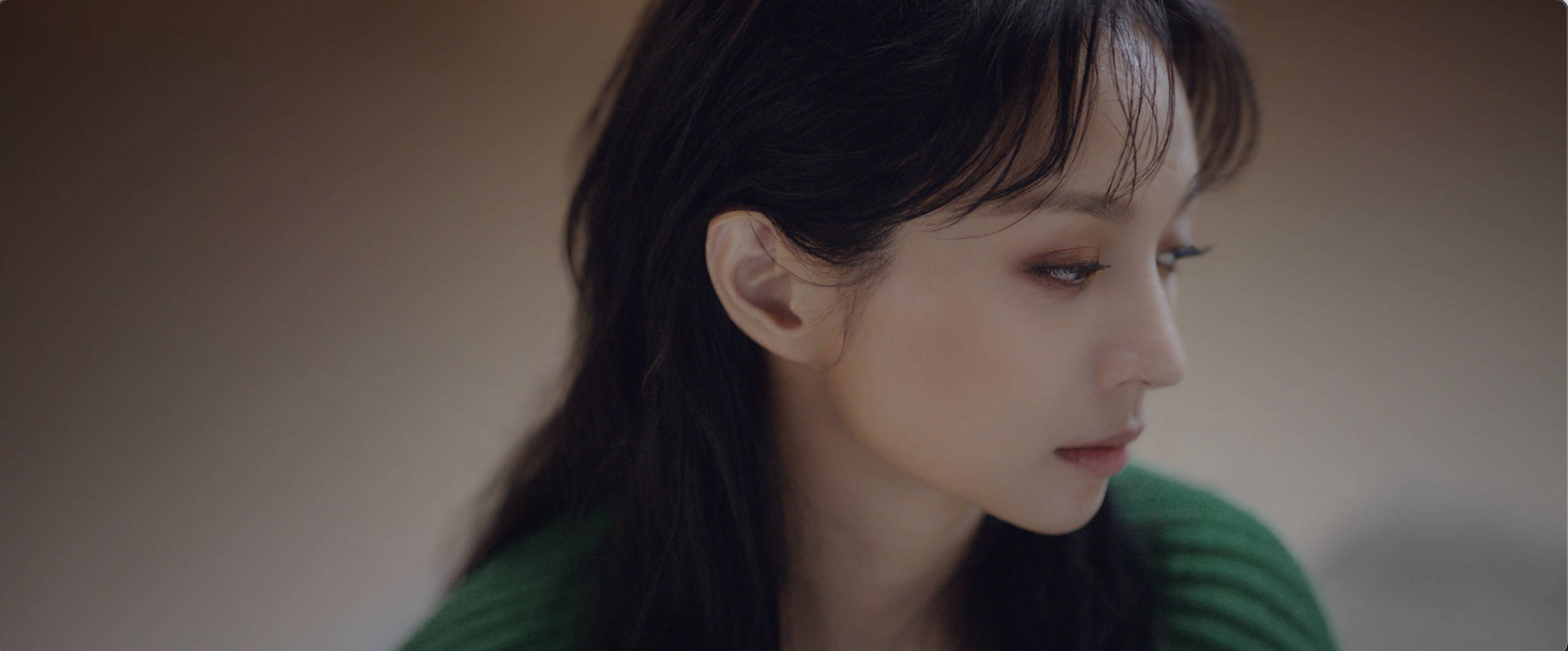 詹雯婷预言石mv上线粒子美学虚实结合营造荒芜大地