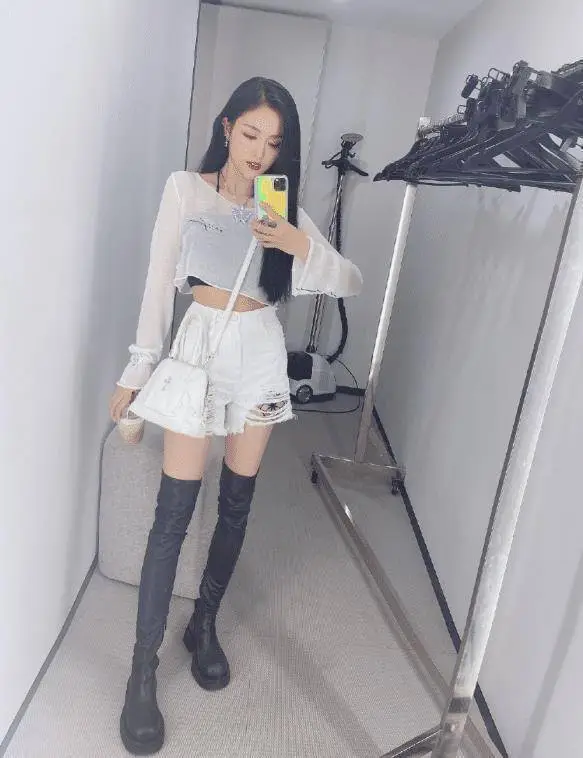 吴宣仪也对"毒汁靴"下手了,看她秀出来的腿型,怕是直男心头最爱