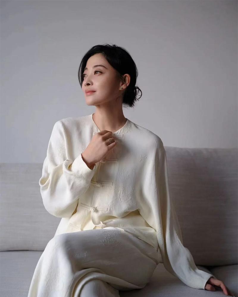 看了47岁梅婷的打扮,我悟了:衣基础,裙过膝,才是真正的优雅_衣服_女性