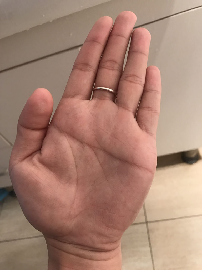 讲的这句俗话"男人断掌值千金,女人断掌值一文",涉及的是手相中的掌纹