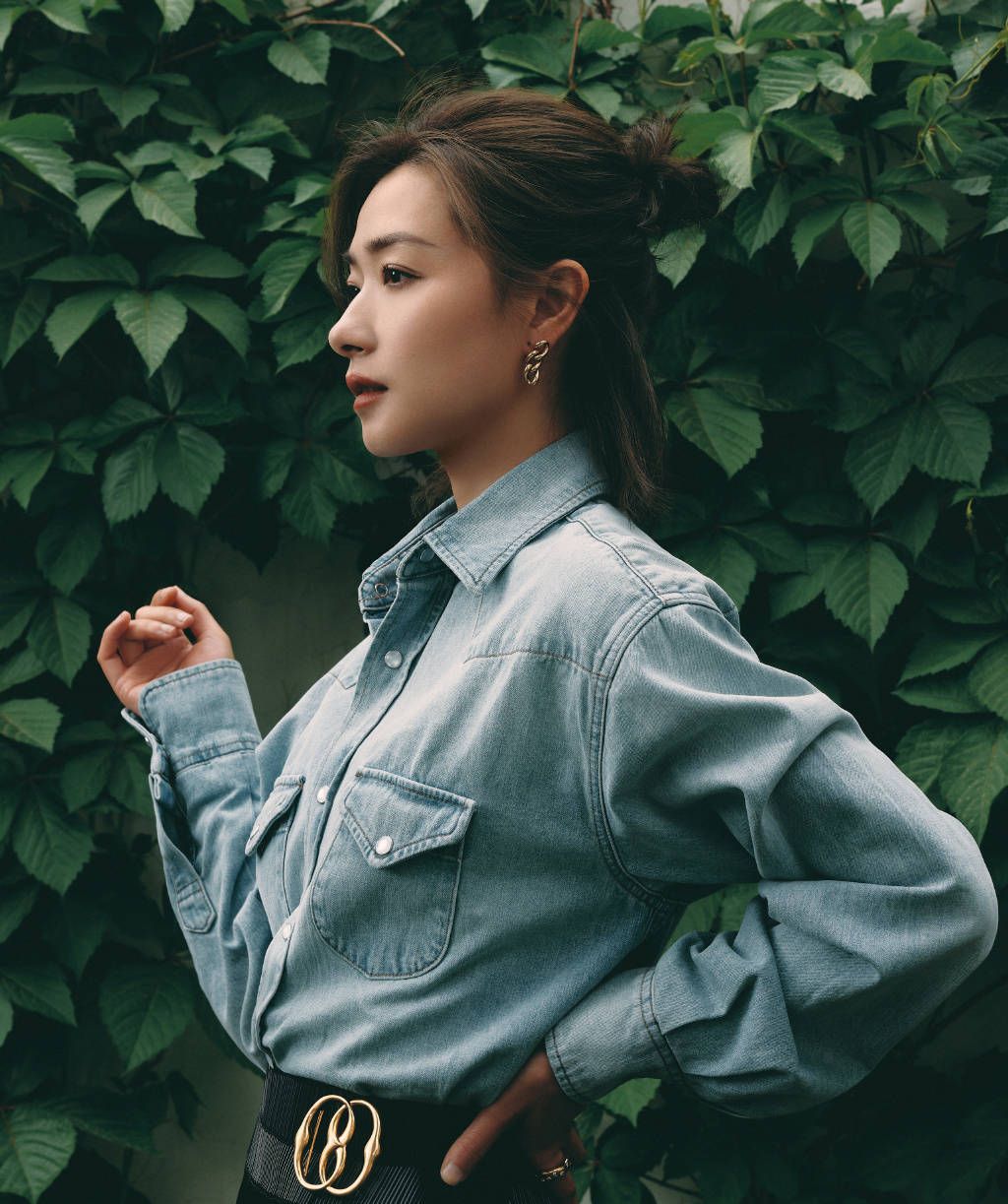 万茜牛仔外套搭亮片裙,酷飒又性感,短发造型嫩似高中生_黑色_气质