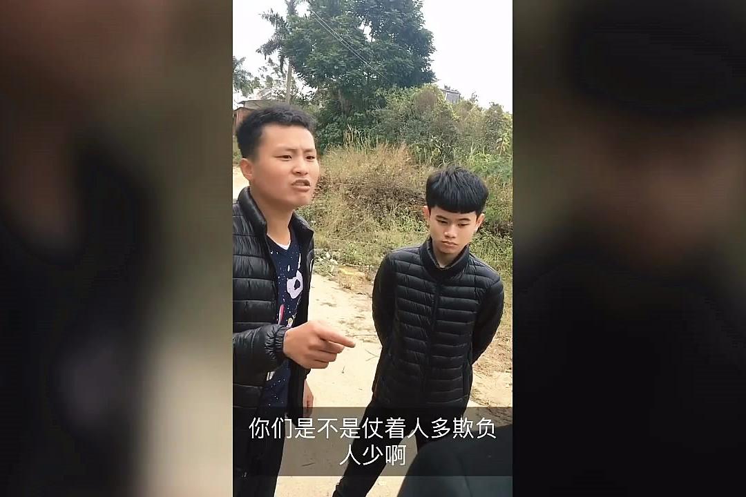 二货大哥带着小弟捅了马蜂窝,跑得倒挺快