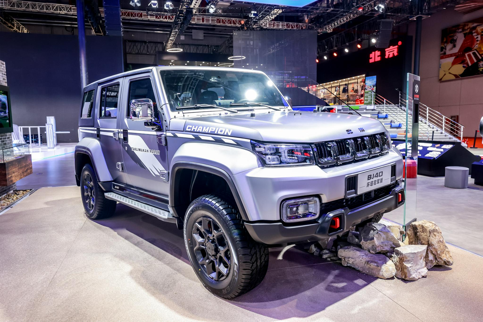 国产越野车bj40环塔冠军版,发动机扭矩380n·m,配8at变速箱