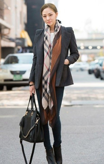 春秋这样的季节,简单的西装上装,搭配一条黑白分明的波点丝巾,大波点