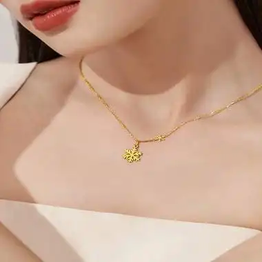 周大福镂空简约雪花闪闪小雪花足金黄金吊坠项链女款计价eof553