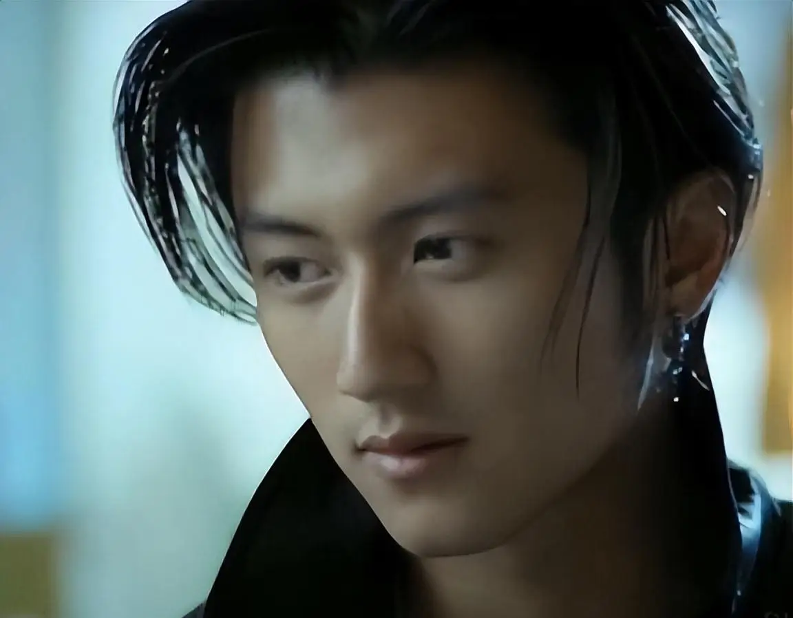 娱乐圈留长发的5位"港风男神",谢霆锋郑伊健痞帅,却输给了他