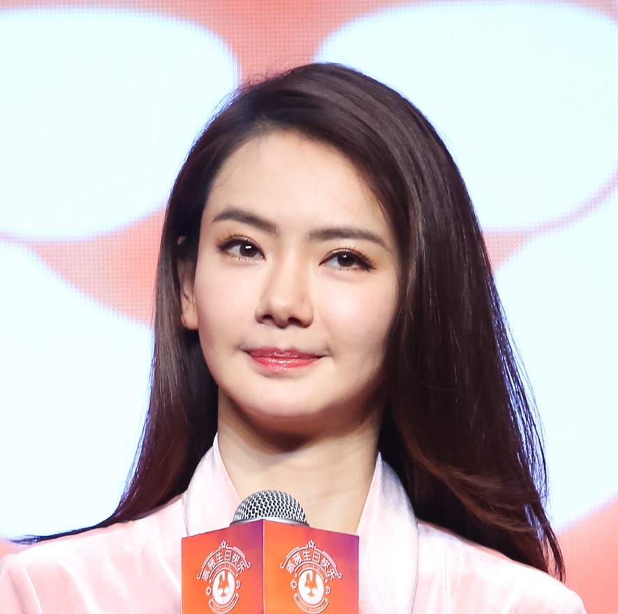 戚薇发质十分蓬松,偏分造型港风十足