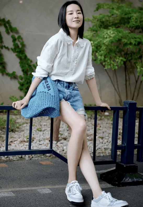 44岁董洁罕见晒美照,全身奢侈品显奢华,穿超短裤秀一米八大长腿