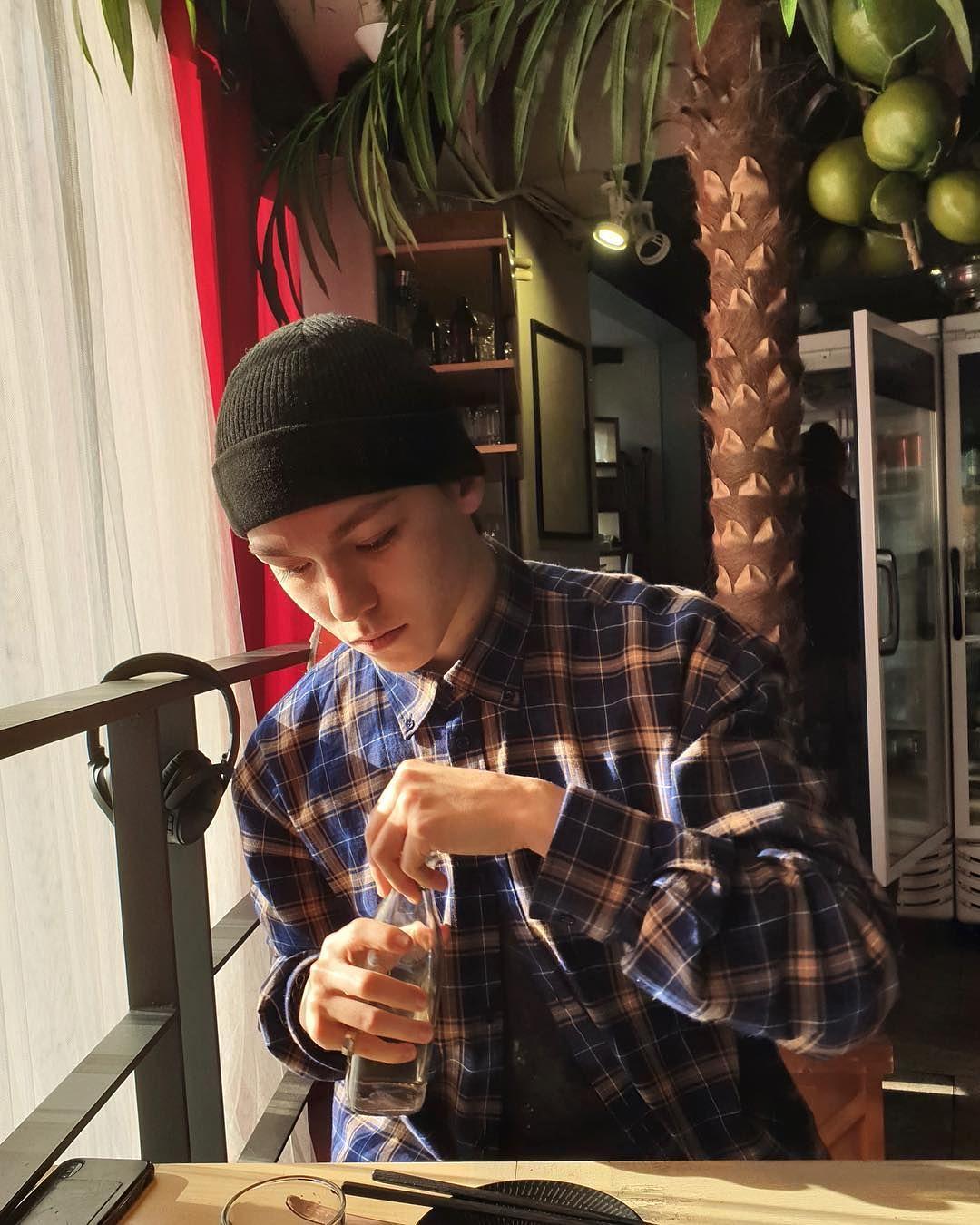 这个帅哥的ins风格好适合做男生头像流量预警