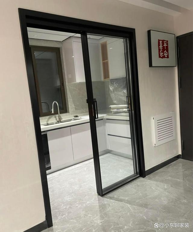 厨房移门,到底选吊轨门好,还是地轨门好?来听听过来人的经验