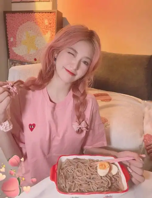 色推荐雾粉色雾粉这种颜色加了少量紫色柔和整体色调,使头发自带雾感