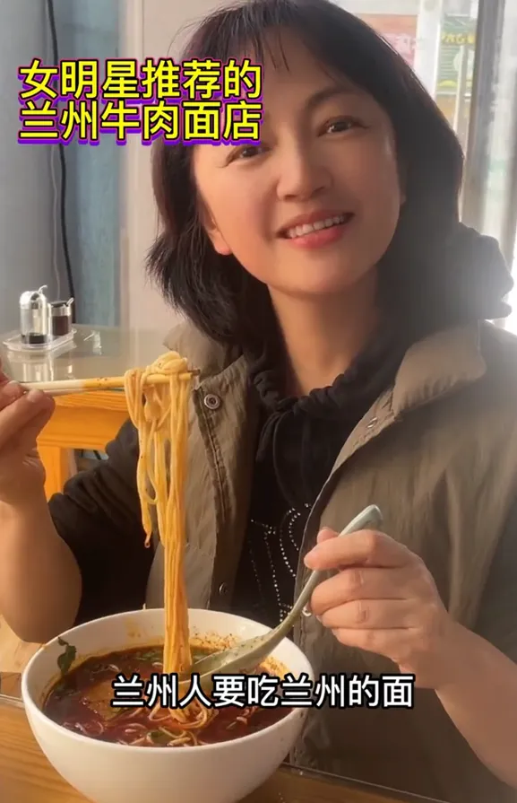 49岁罗海琼现身苍蝇小馆素颜出镜似路人大口吃面不顾阔太形象