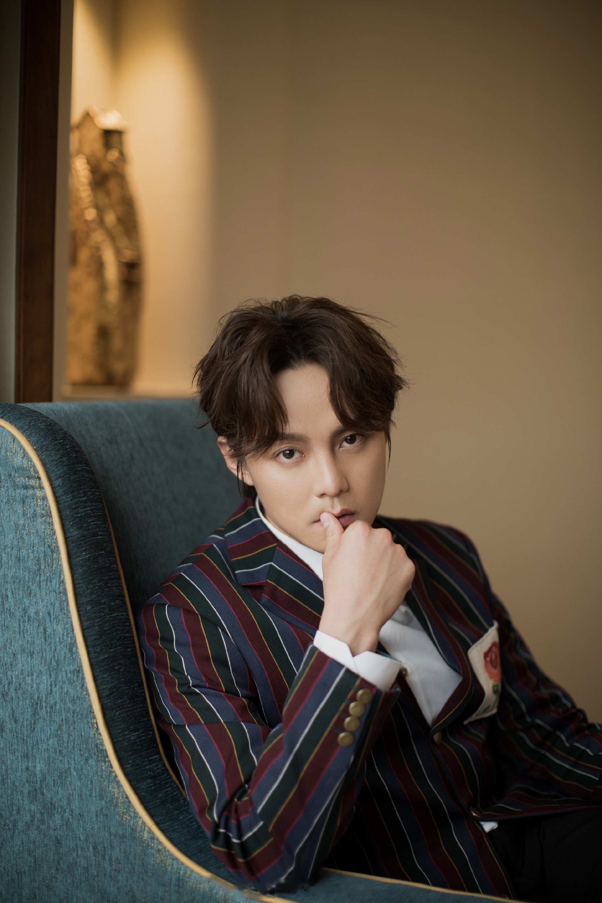 昨日,尹正身着精致条纹西装搭配纯白衬衫,黑色西裤及同色皮鞋出席某