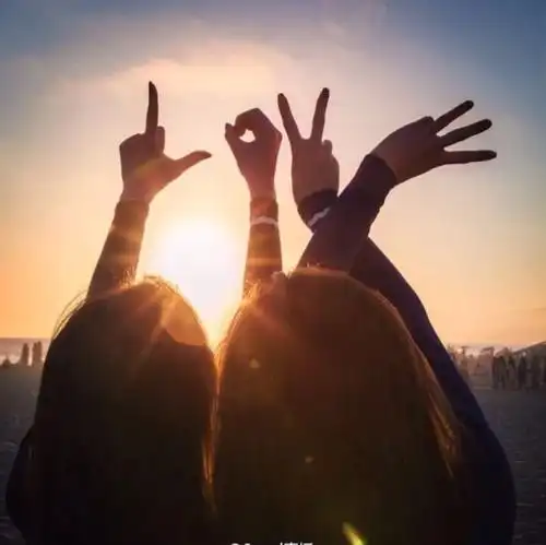 闺蜜头像两个人牵手背影图