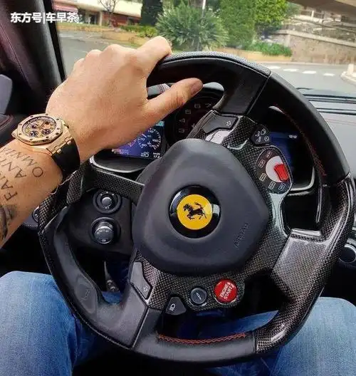 单手握方向盘其实有危险,姑娘记住了,单手开法拉利是不够重视你