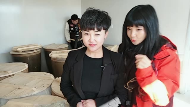 吉林电视台热播主持人英子和我们村网红高雪,在富强村加工厂同台热播