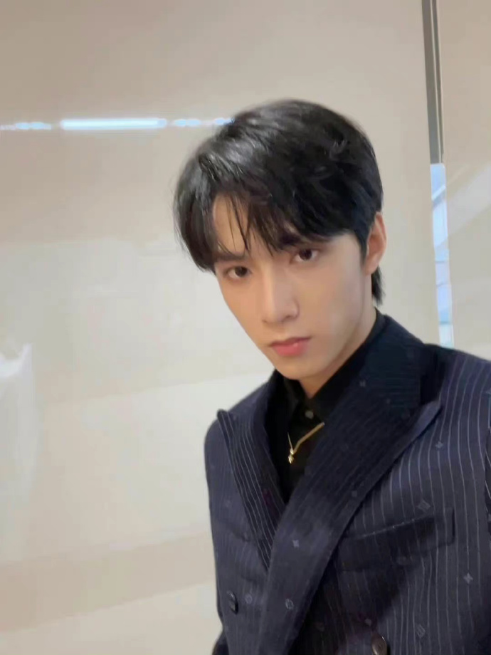 刘耀文17岁第一张自拍