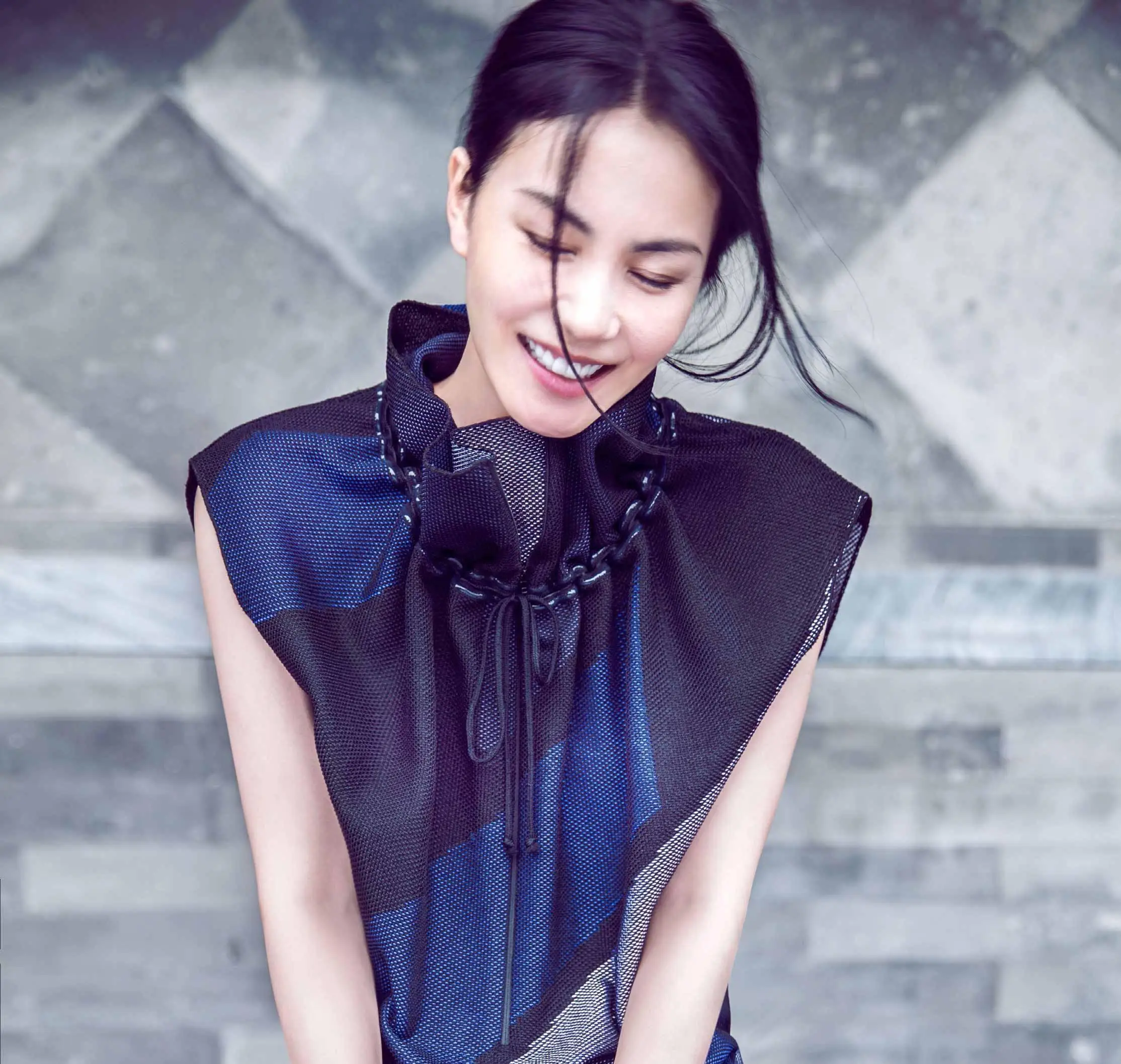 高冷女神王菲穿妩媚睡衣面带笑容出镜齐耳短发扭着小蛮腰