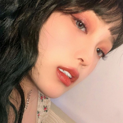 女生精致拉近镜头魅力成熟头像