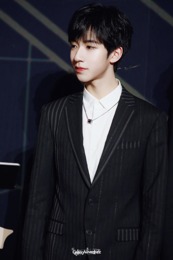 贺峻霖[超话]# #贺峻霖 画报颜值# //.