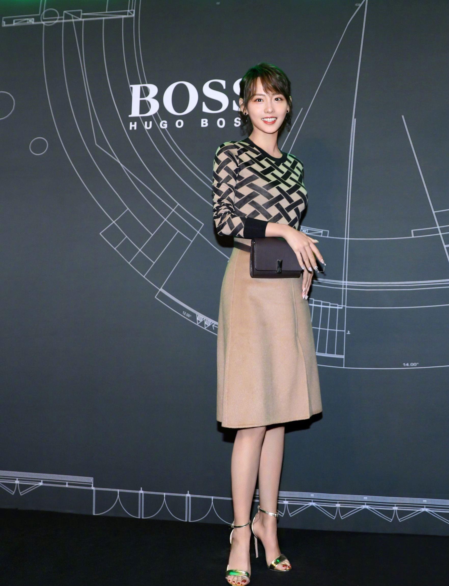 原创张嘉倪长裙高叉开到腰美腿裸足高跟诱惑迷人网友简直是妖精