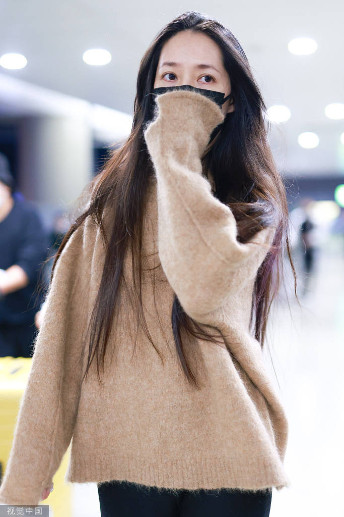 郭碧婷燕麦色毛衣温暖慵懒 温柔女神气质满分