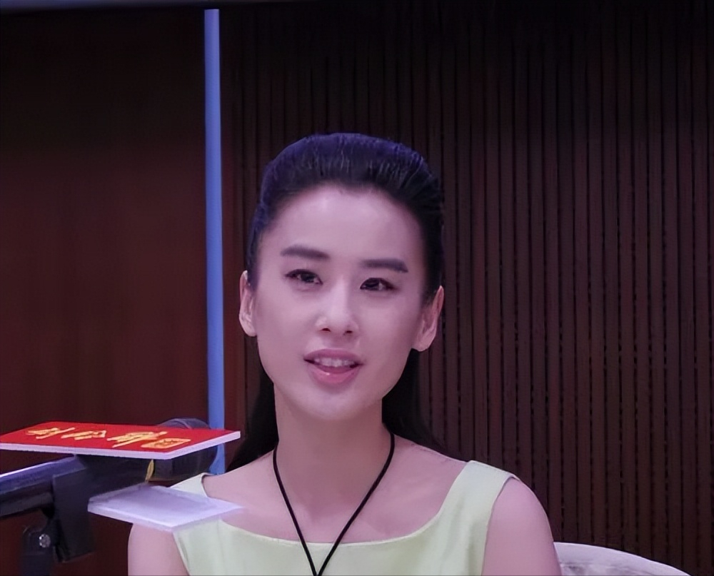 黄圣依出生在一个书香世家,一家都是知识分子,她的父母自然也希望