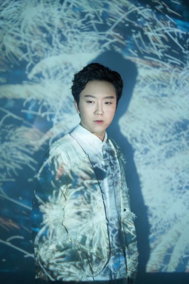 《闪光的乐队》即将开播,李玉刚宣传大图发布:"光一样的男子"