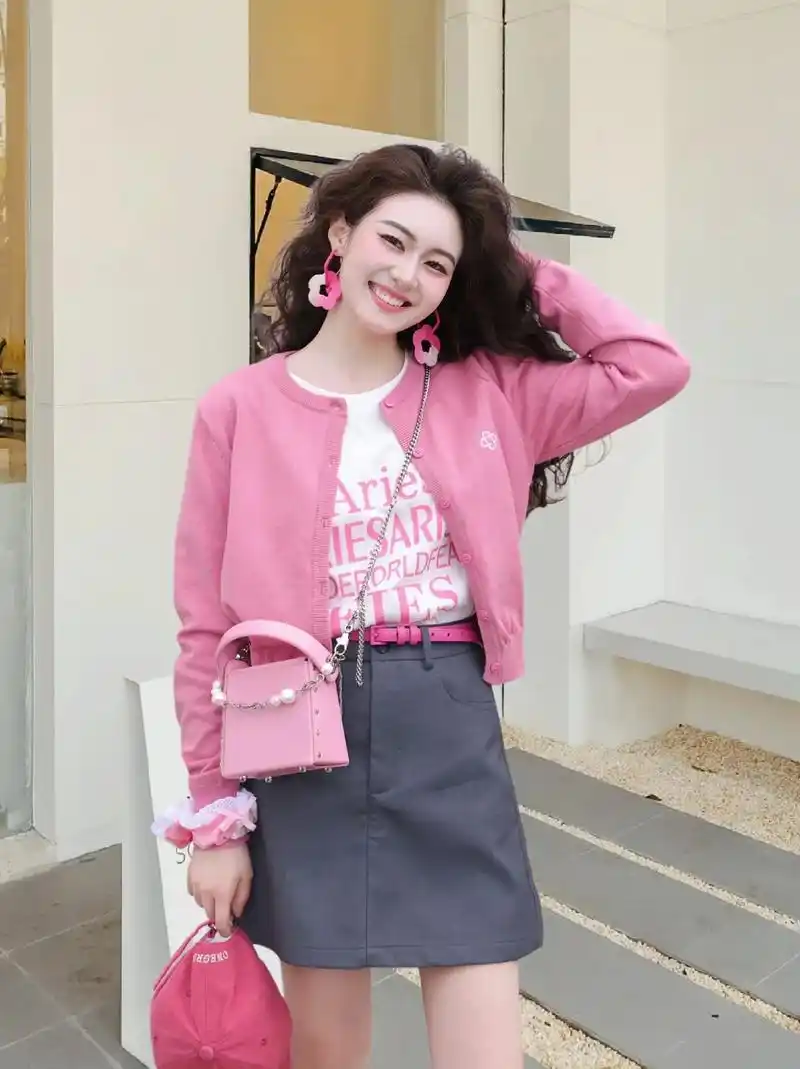 姐妹们~这款粉色针织开衫叠穿印花t搭配西装半裙气质满满~一整 - 抖音