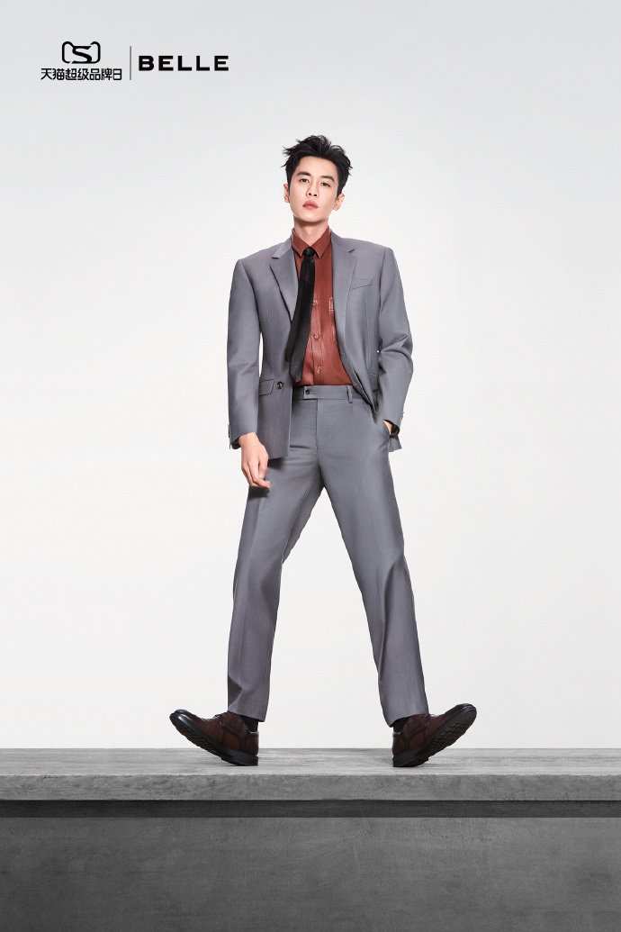 百丽品牌代言人张若昀#灰色西装搭配棕色的精英皮鞋,绅士风度十足!