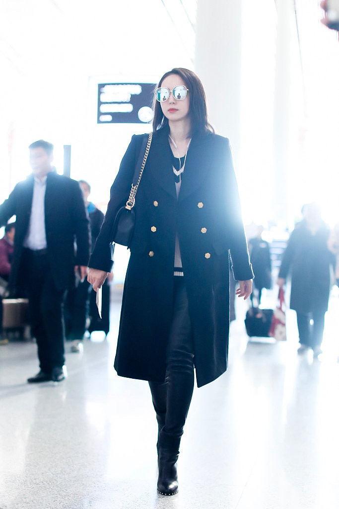 穿皮裤好看的女人,董璇算一个,网友:发型换对了