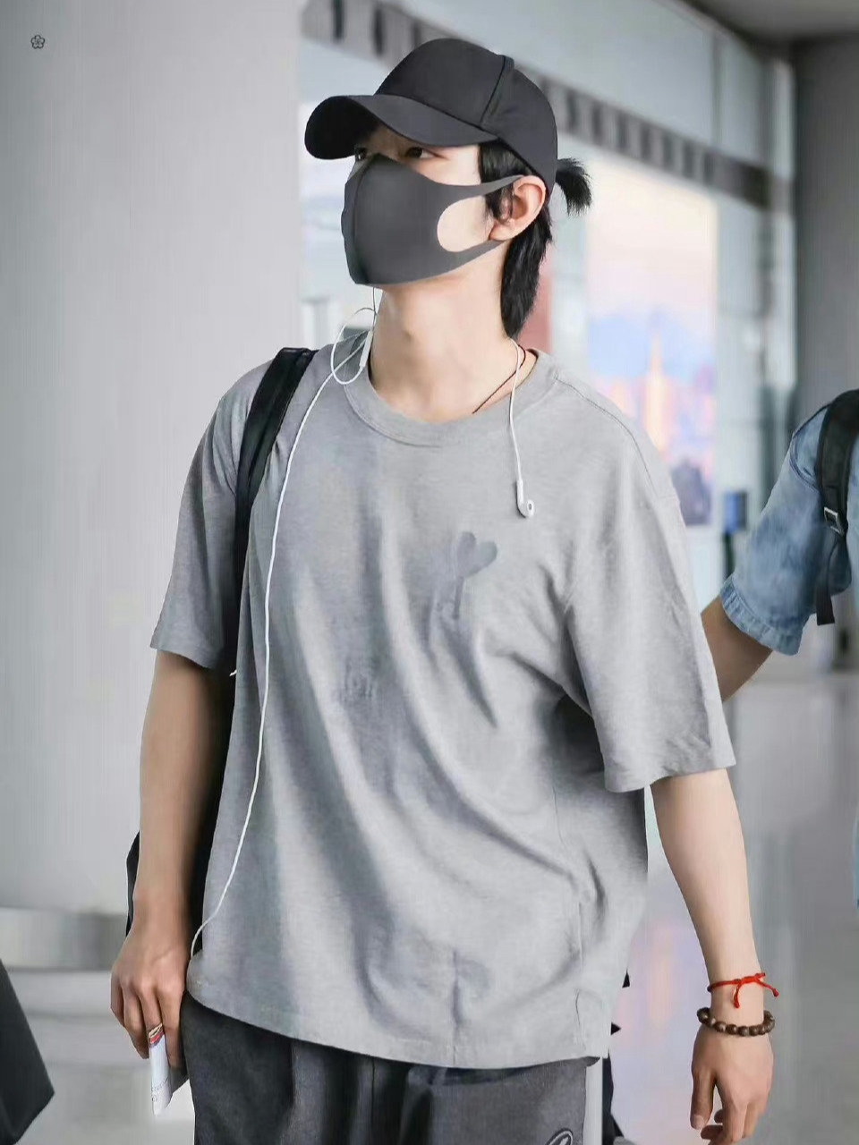 肖老师的私服穿搭每次都会让人惊艳真的好会搭配,尽显完美的身材比例