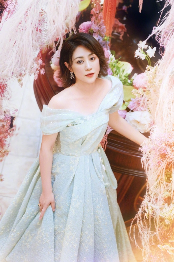 马丽微博晒九宫格美照庆生:祝我们都快乐享受当下,积极拥抱未来