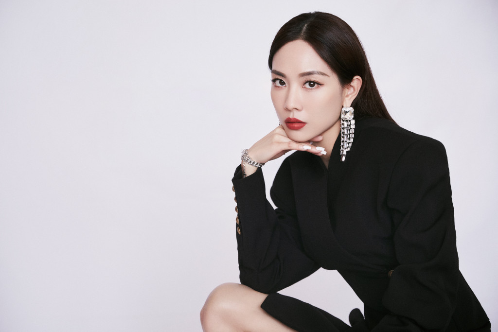 王霏霏黑裙性感酷飒写真图片14