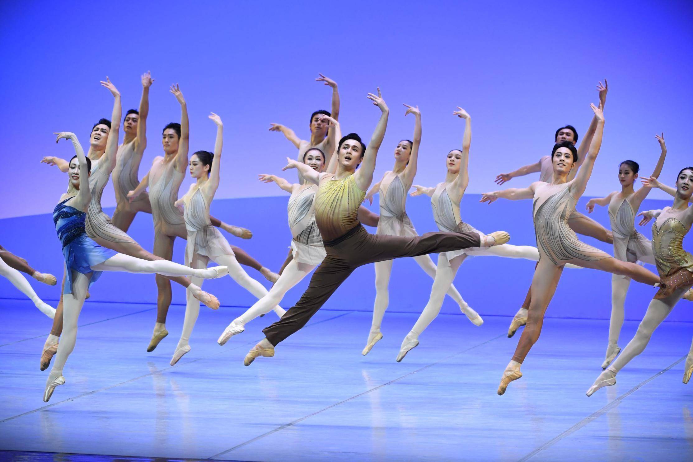 交响芭蕾《欢乐颂·星海璀璨》:220人庞大阵容芭蕾舞台上演绎"贝九"