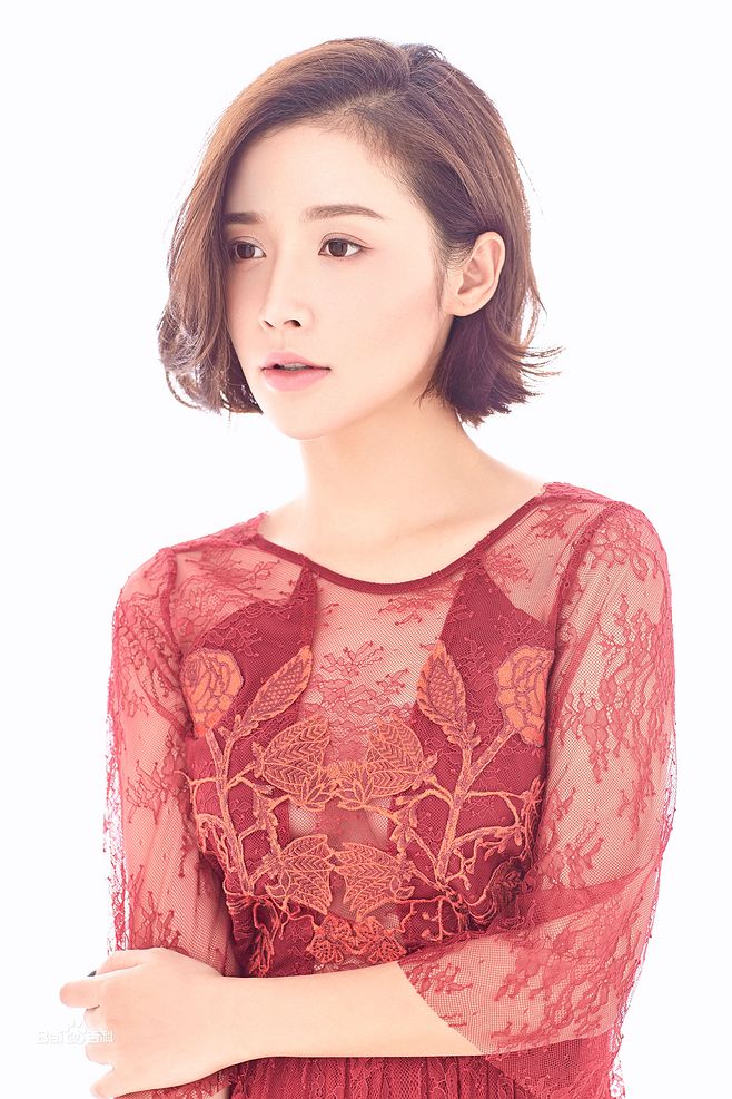 演员瑛子靓丽温柔温婉大方