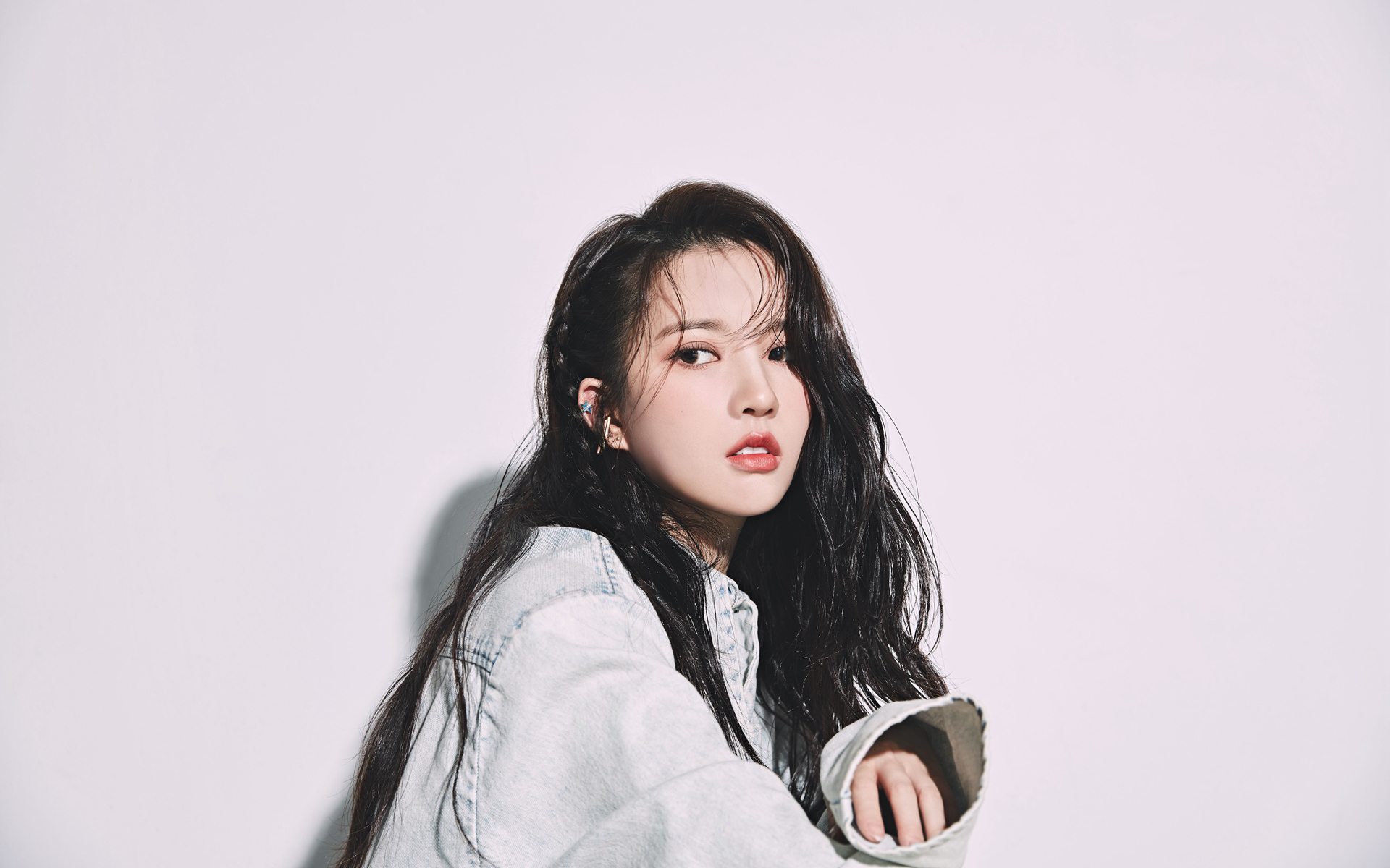 刘些宁甜酷牛仔套装桌面壁纸