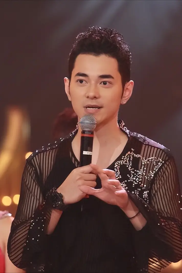 网友发的李晨事实上的确是李晨,不过是主持人李晨.