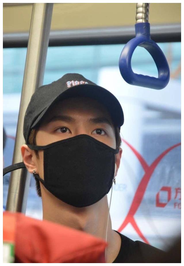 王一博带口罩合集大帅哥就是什么都挡住了也能苏你一脸的水平